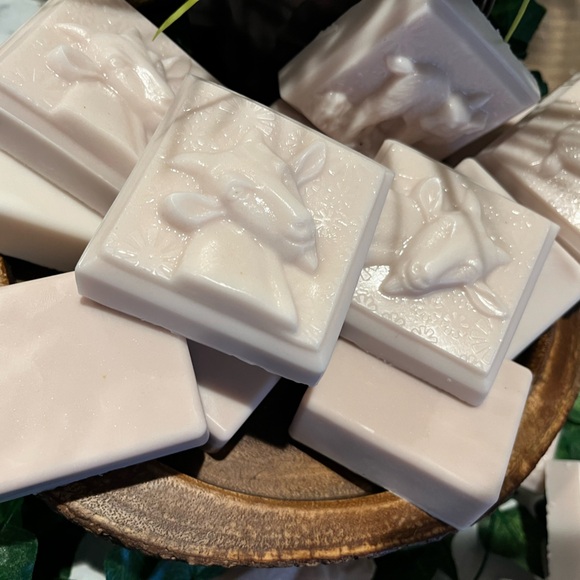 Goat Milk Bar Soap - Honey Almond Scent- handmade- (quantity 1) - Picture 3 of 3